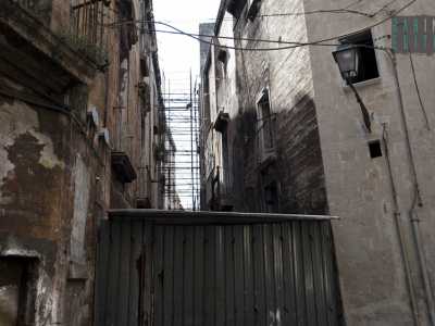 L'isola � piena di impalcature e puntelli che sorreggono  interi edifici (Foto di Franco Sicuro)
